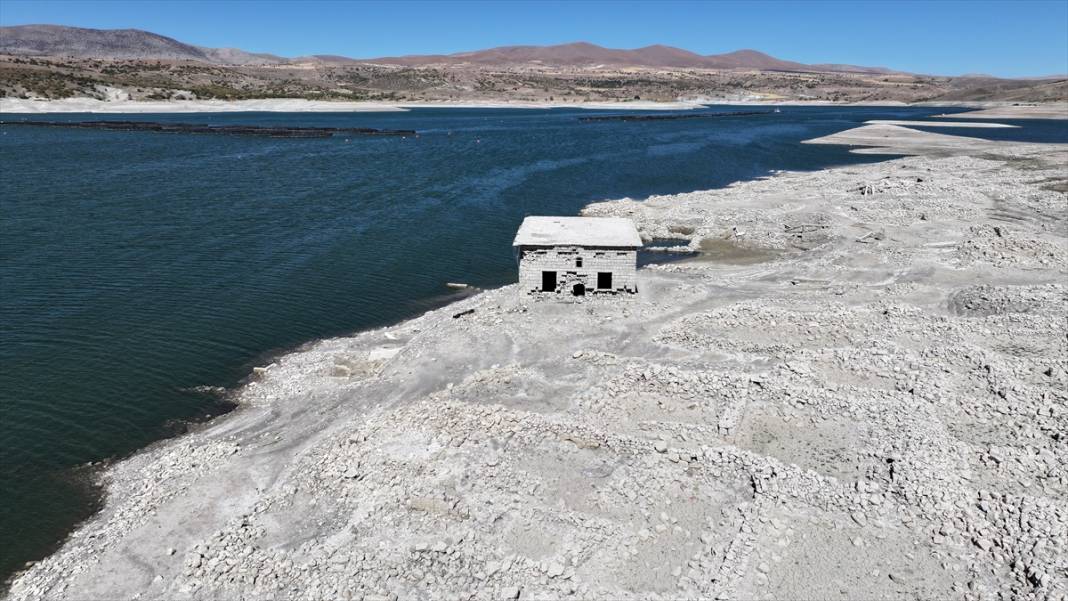 Barajdaki su çekildi, köy enkazı ortaya çıktı, balık kafesleri zeminle buluştu 8